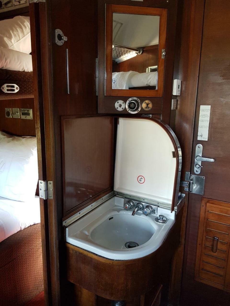 Hotel Le Train Des Reves Dracy-Saint-Loup Exteriér fotografie